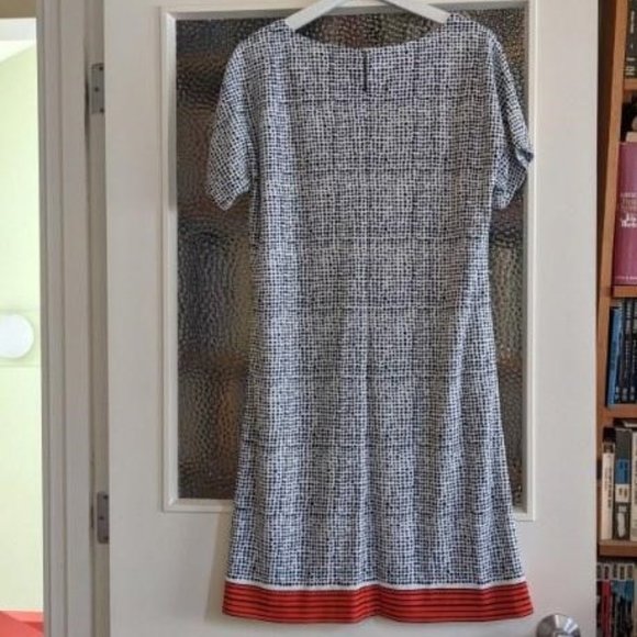 Fun Lively Shift Dress, Short-sleeve Swingy Bold Hem, Great for Summer - Picture 12 of 15